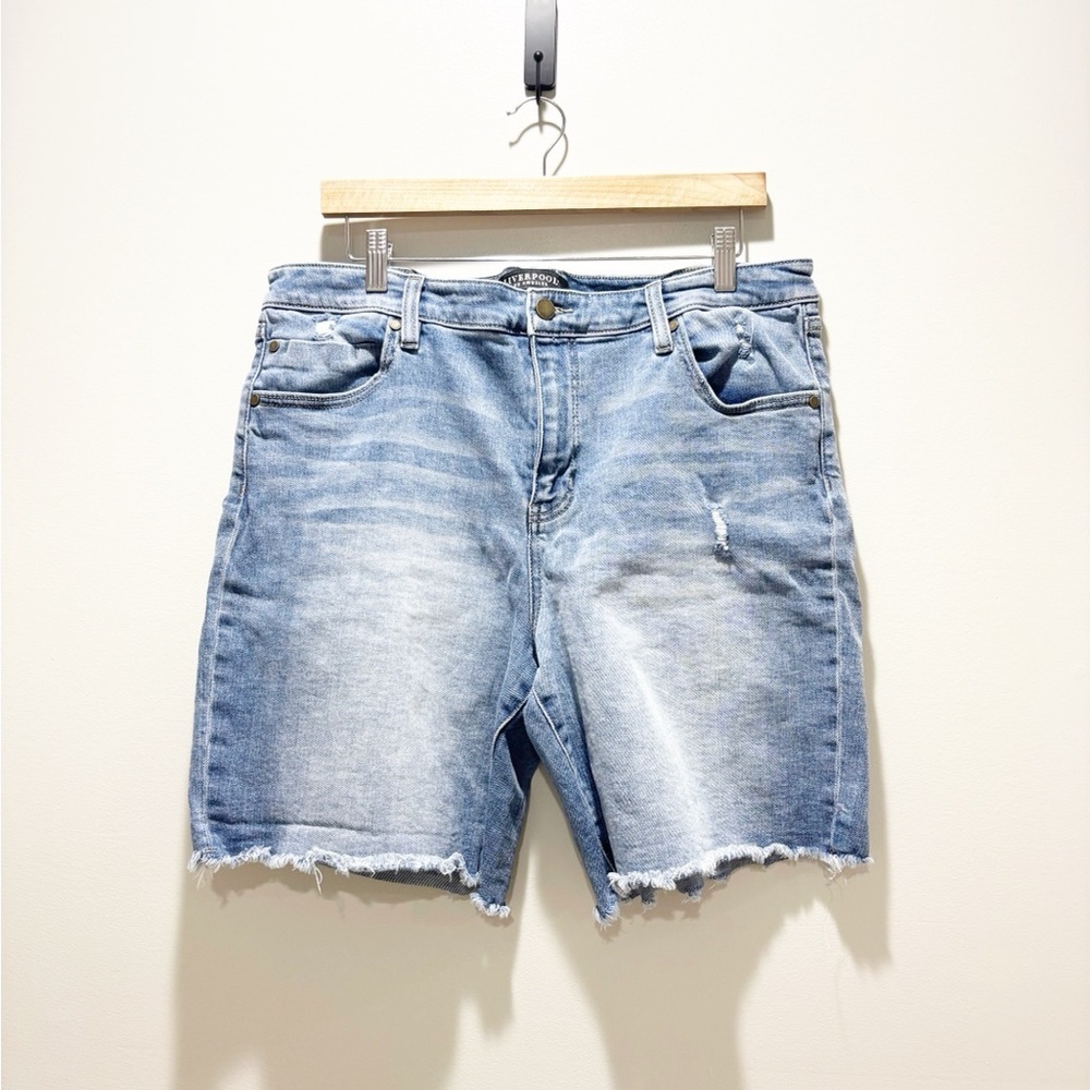 LIVERPOOL Women’s The Girlfriend Short Monet Frayed Hem Light Wash Size 16/30